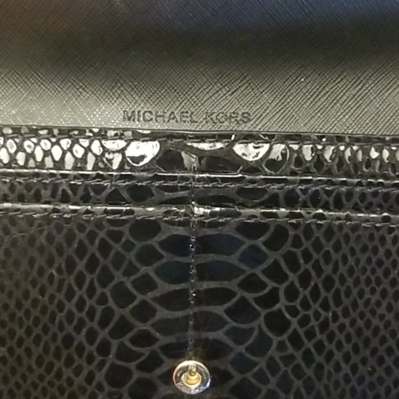 $5 ITEM. Michael Kors wallet MUST BE BUNDLED WITH AT LEAST 2 OTHER ITEMS - Picture 3 of 8